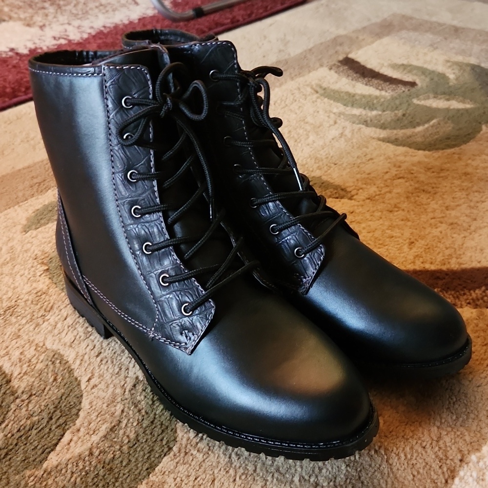 Nwt! Sporto fur lined boot